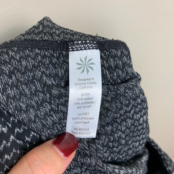 Athleta Grey and Black Zig Zag Stripe Leggings Size Medium - Picture 7 of 9